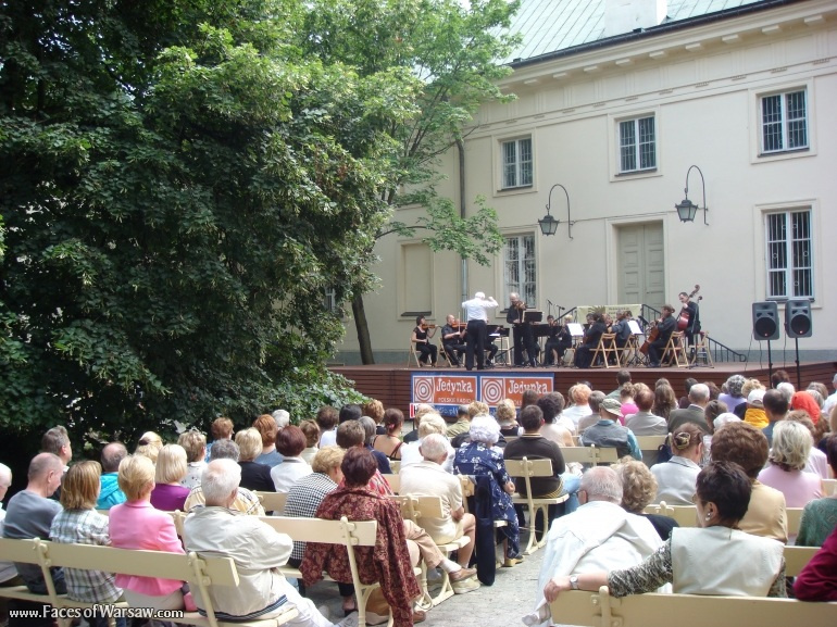 Faces of Warsaw - Łazienki - Concert under the Linden