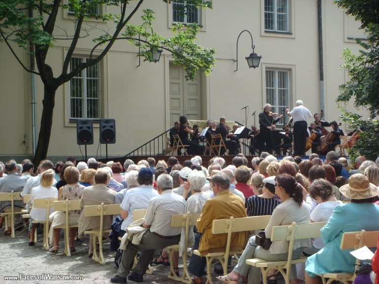 Faces of Warsaw - Łazienki - Concert under the Linden