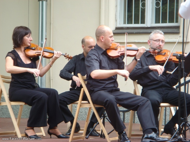 Faces of Warsaw - Łazienki - Concert under the Linden