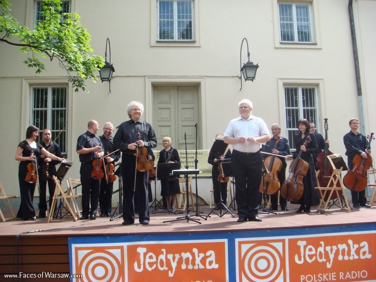 Faces of Warsaw - Łazienki - Concert under the Linden