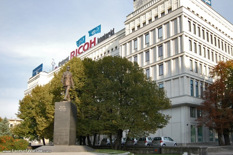 Faces of Warsaw - Nowy Świat Street
