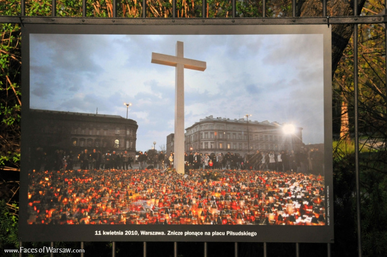 Faces of Warsaw - "Poland in Mourning" Photo Exhibition - Łazienki fencing