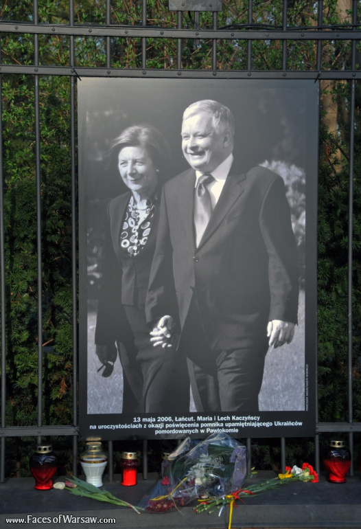 Faces of Warsaw - "Poland in Mourning" Photo Exhibition - Łazienki fencing