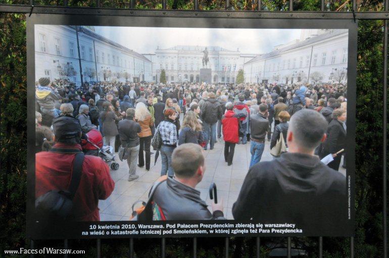 Faces of Warsaw - "Poland in Mourning" Photo Exhibition - Łazienki fencing