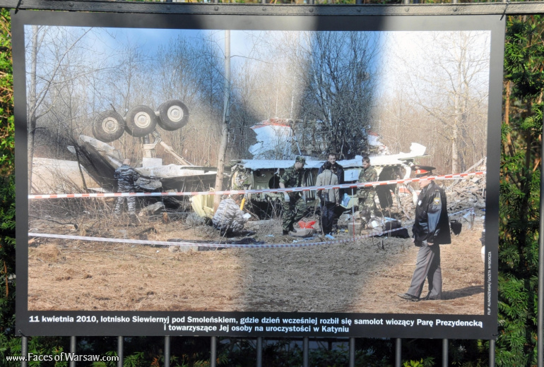 Faces of Warsaw - "Poland in Mourning" Photo Exhibition - Łazienki fencing