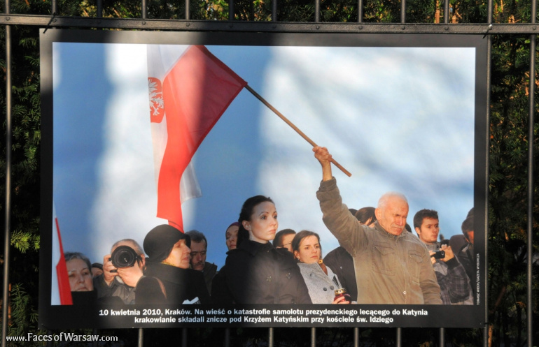 Faces of Warsaw - "Poland in Mourning" Photo Exhibition - Łazienki fencing