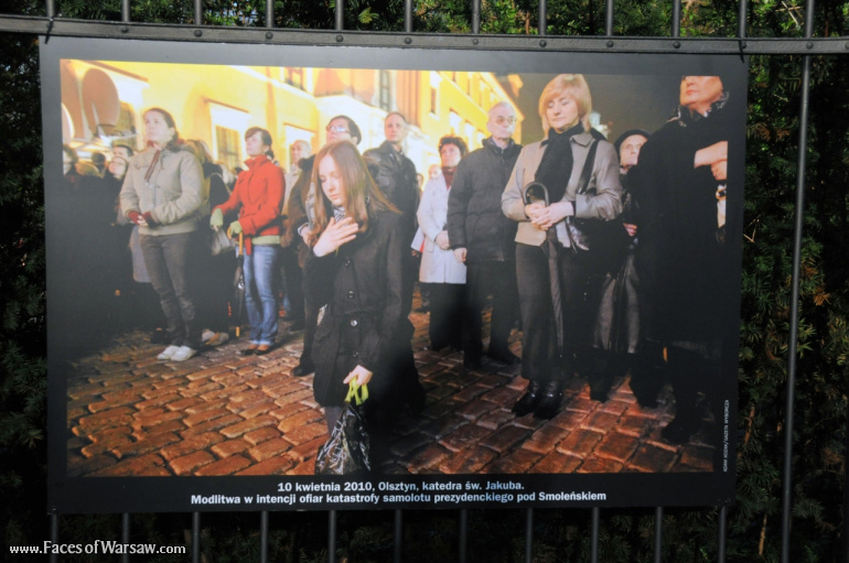 Faces of Warsaw - "Poland in Mourning" Photo Exhibition - Łazienki fencing