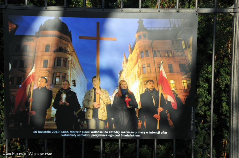 Faces of Warsaw - "Poland in Mourning" Photo Exhibition - Łazienki fencing