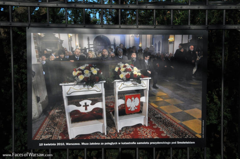 Faces of Warsaw - "Poland in Mourning" Photo Exhibition - Łazienki fencing