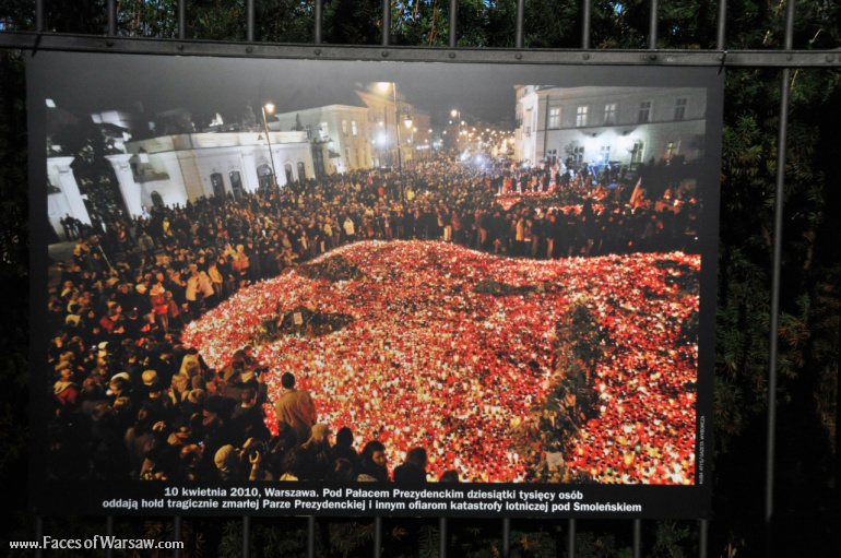 Faces of Warsaw - "Poland in Mourning" Photo Exhibition - Łazienki fencing
