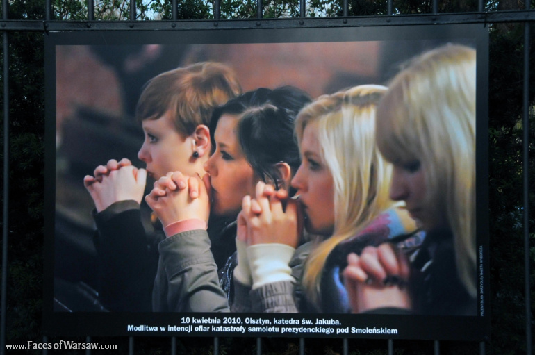 Faces of Warsaw - "Poland in Mourning" Photo Exhibition - Łazienki fencing