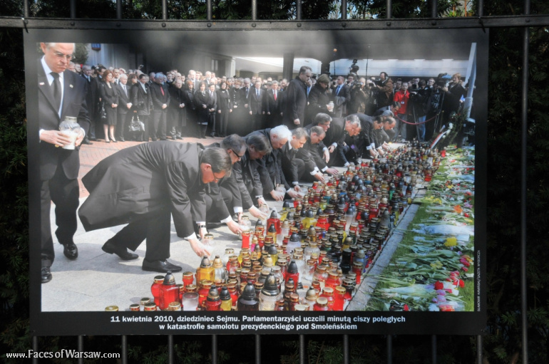 Faces of Warsaw - "Poland in Mourning" Photo Exhibition - Łazienki fencing