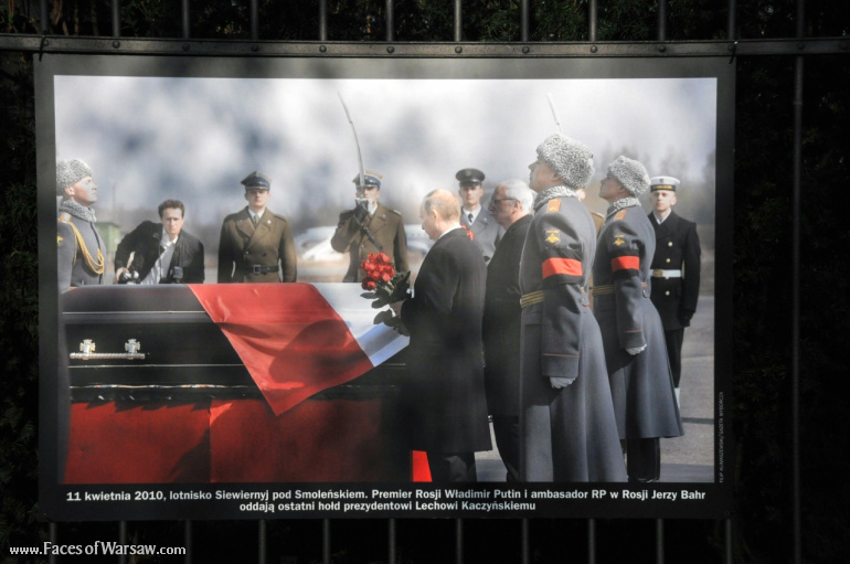 Faces of Warsaw - "Poland in Mourning" Photo Exhibition - Łazienki fencing