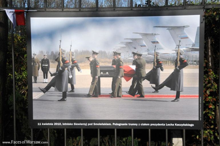 Faces of Warsaw - "Poland in Mourning" Photo Exhibition - Łazienki fencing