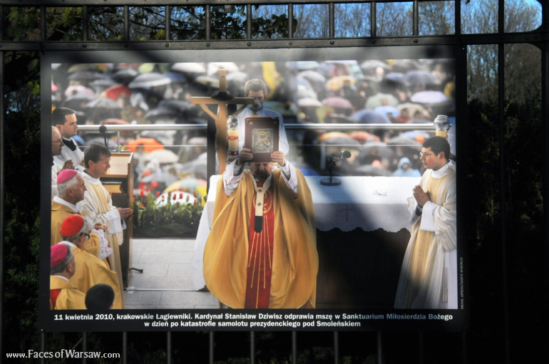 Faces of Warsaw - "Poland in Mourning" Photo Exhibition - Łazienki fencing