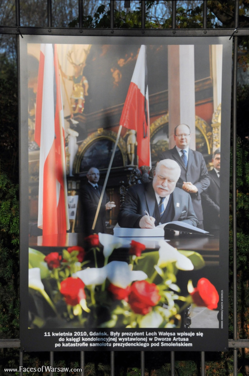 Faces of Warsaw - "Poland in Mourning" Photo Exhibition - Łazienki fencing