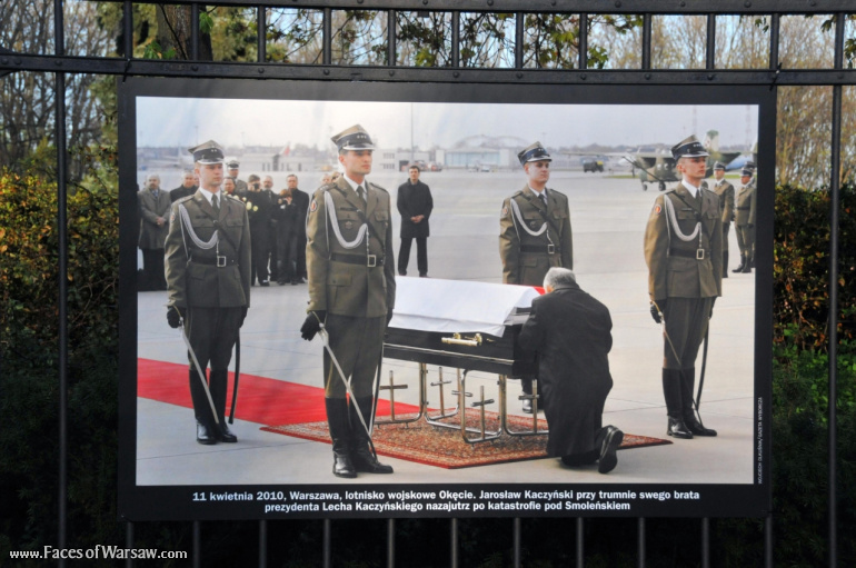 Faces of Warsaw - "Poland in Mourning" Photo Exhibition - Łazienki fencing