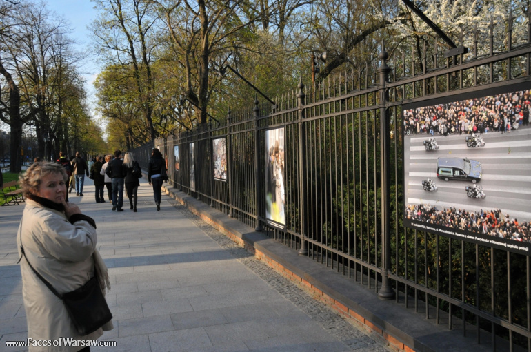 Faces of Warsaw - "Poland in Mourning" Photo Exhibition - Łazienki fencing