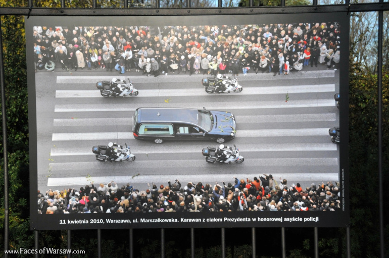 Faces of Warsaw - "Poland in Mourning" Photo Exhibition - Łazienki fencing