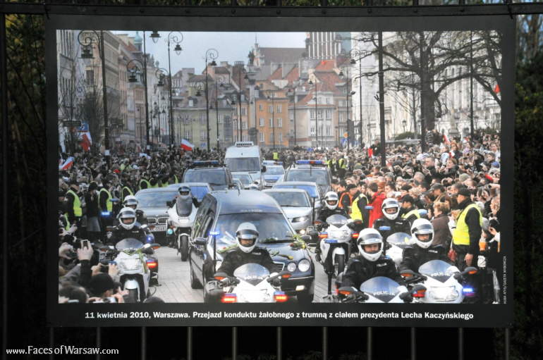 Faces of Warsaw - "Poland in Mourning" Photo Exhibition - Łazienki fencing