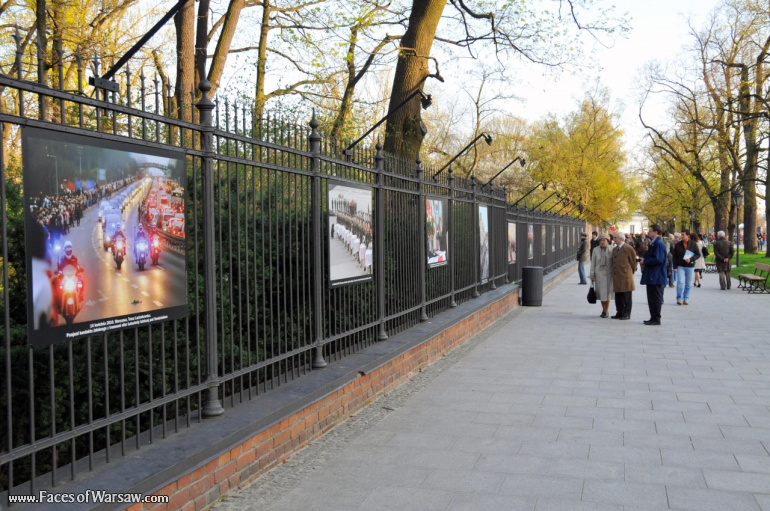 Faces of Warsaw - "Poland in Mourning" Photo Exhibition - Łazienki fencing
