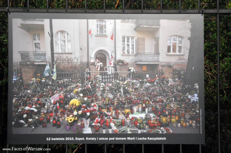 Faces of Warsaw - "Poland in Mourning" Photo Exhibition - Łazienki fencing