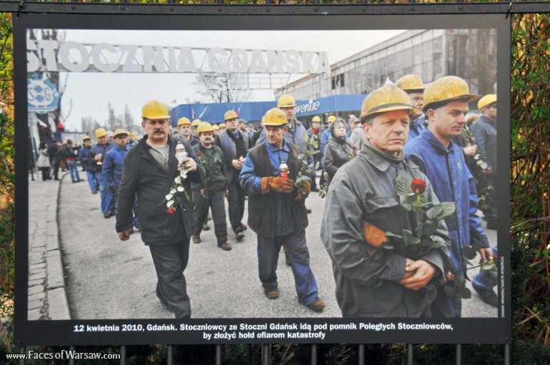 Faces of Warsaw - "Poland in Mourning" Photo Exhibition - Łazienki fencing
