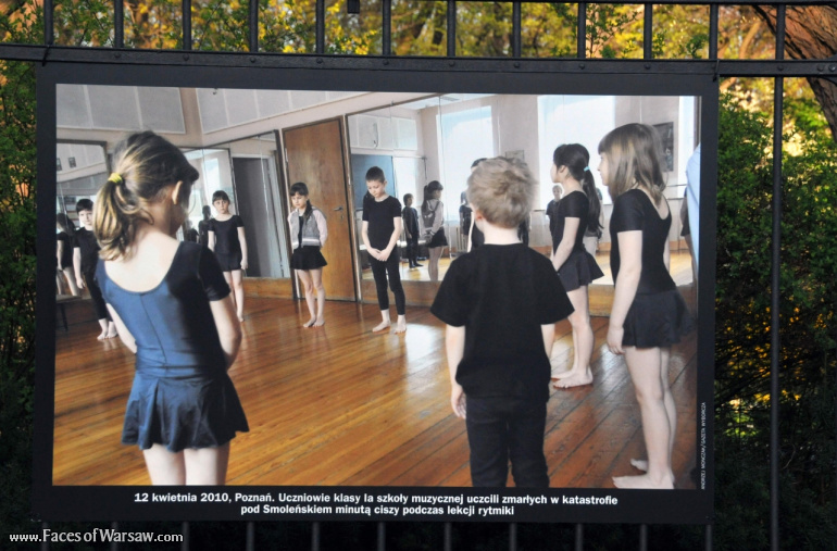 Faces of Warsaw - "Poland in Mourning" Photo Exhibition - Łazienki fencing