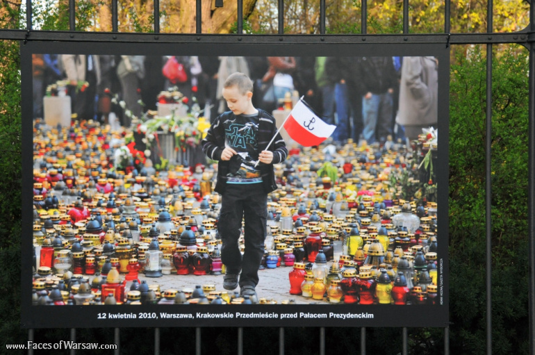 Faces of Warsaw - "Poland in Mourning" Photo Exhibition - Łazienki fencing