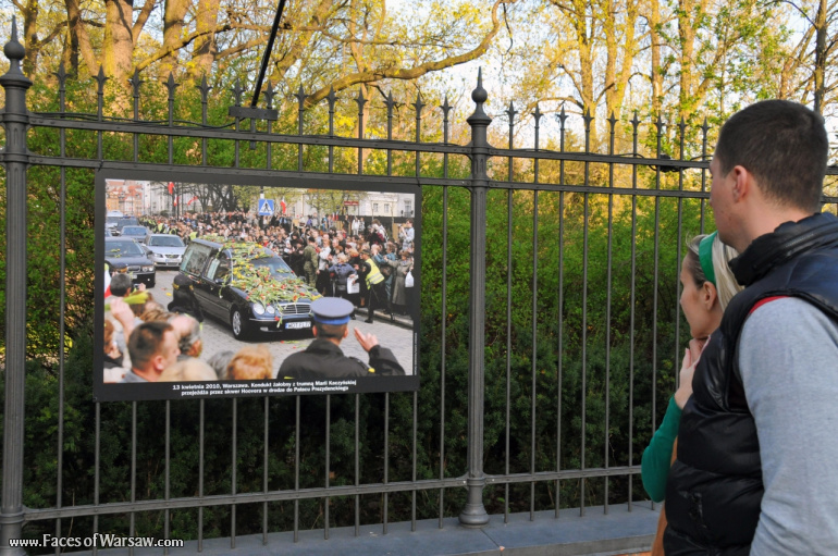 Faces of Warsaw - "Poland in Mourning" Photo Exhibition - Łazienki fencing