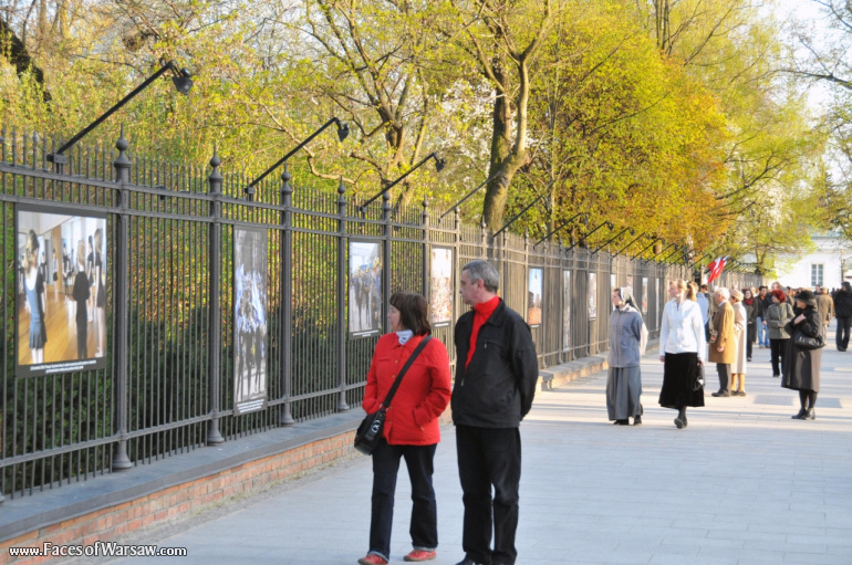 Faces of Warsaw - "Poland in Mourning" Photo Exhibition - Łazienki fencing