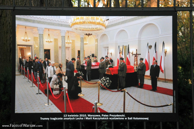 Faces of Warsaw - "Poland in Mourning" Photo Exhibition - Łazienki fencing