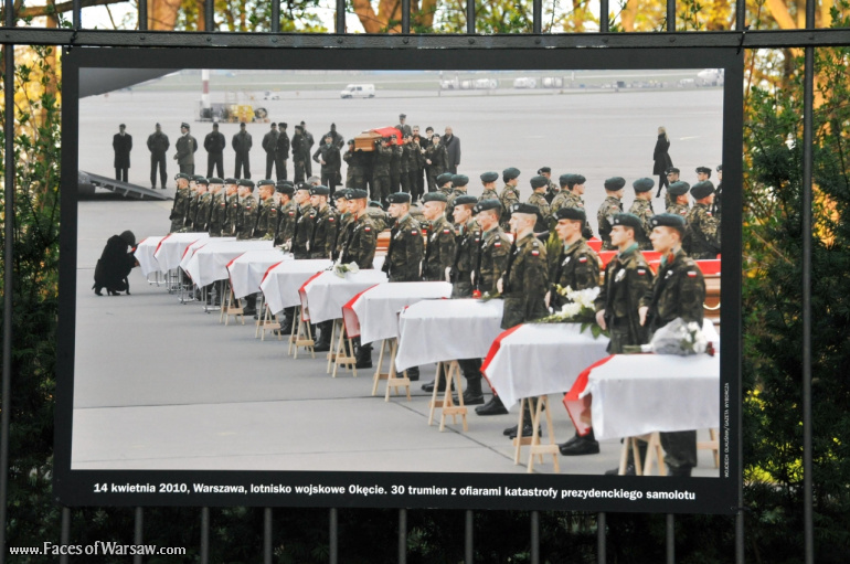 Faces of Warsaw - "Poland in Mourning" Photo Exhibition - Łazienki fencing