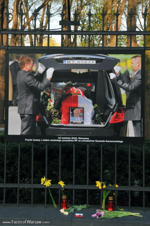 Faces of Warsaw - "Poland in Mourning" Photo Exhibition - Łazienki fencing