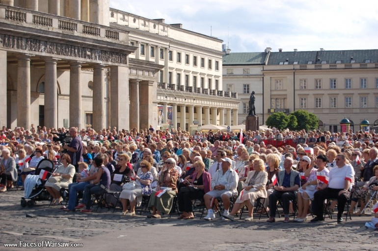 Faces of Warsaw - Singing together 1944 Warsaw Rising songs