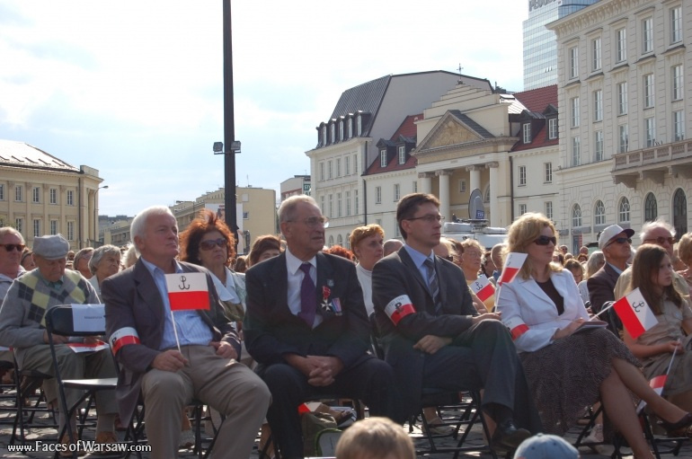 Faces of Warsaw - Singing together 1944 Warsaw Rising songs
