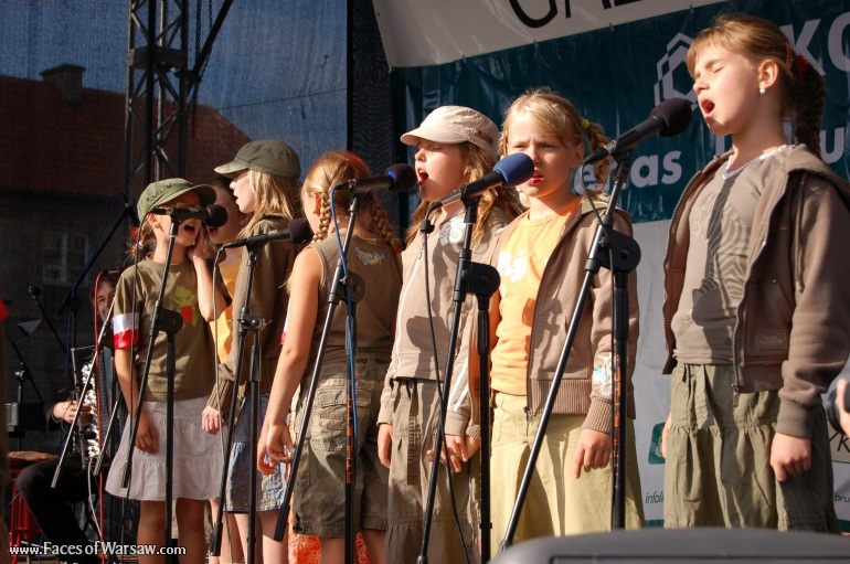 Faces of Warsaw - Singing together 1944 Warsaw Rising songs