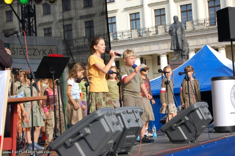 Faces of Warsaw - Singing together 1944 Warsaw Rising songs
