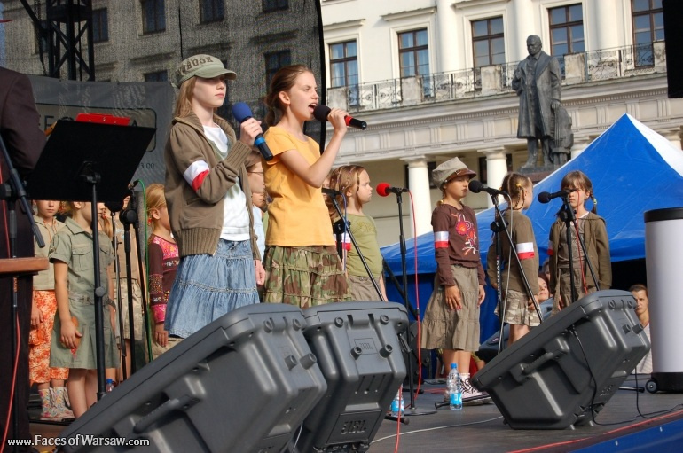Faces of Warsaw - Singing together 1944 Warsaw Rising songs