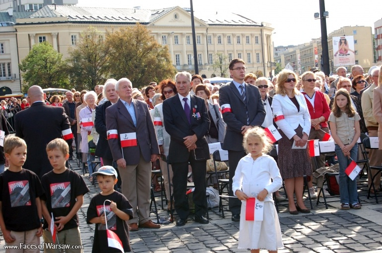 Faces of Warsaw - Singing together 1944 Warsaw Rising songs