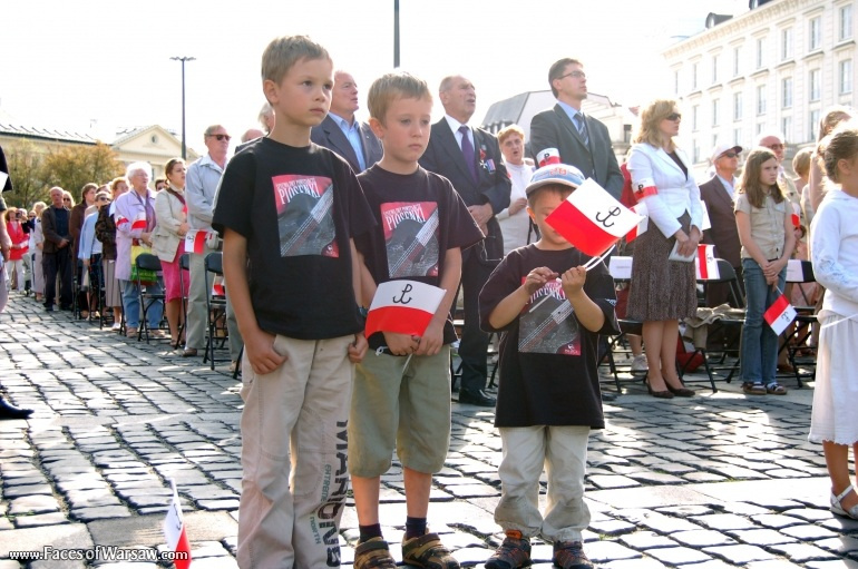 Faces of Warsaw - Singing together 1944 Warsaw Rising songs