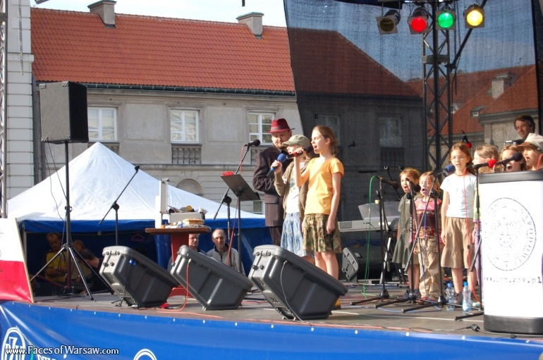 Faces of Warsaw - Singing together 1944 Warsaw Rising songs