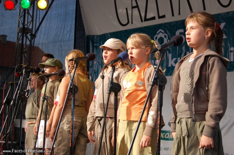 Faces of Warsaw - Singing together 1944 Warsaw Rising songs