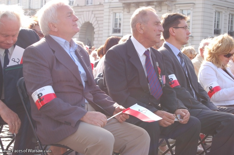Faces of Warsaw - Singing together 1944 Warsaw Rising songs