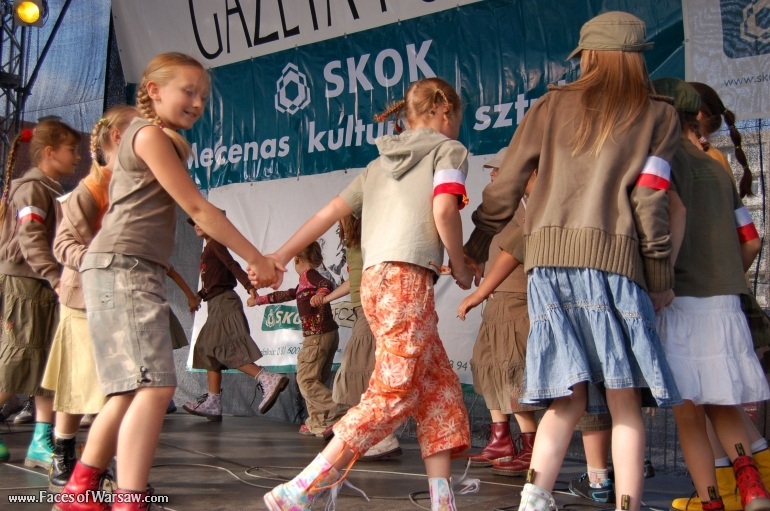 Faces of Warsaw - Singing together 1944 Warsaw Rising songs