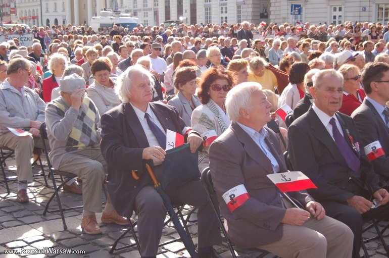 Faces of Warsaw - Singing together 1944 Warsaw Rising songs