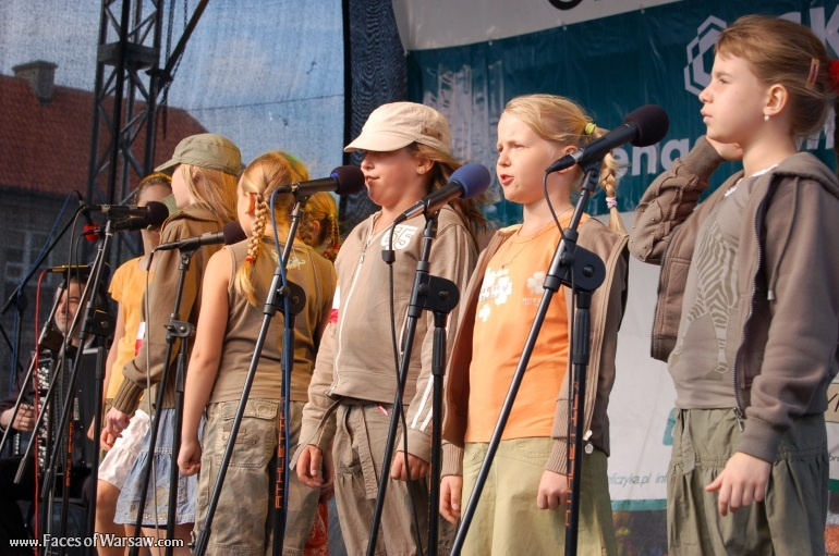 Faces of Warsaw - Singing together 1944 Warsaw Rising songs