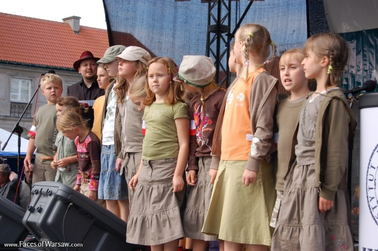 Faces of Warsaw - Singing together 1944 Warsaw Rising songs