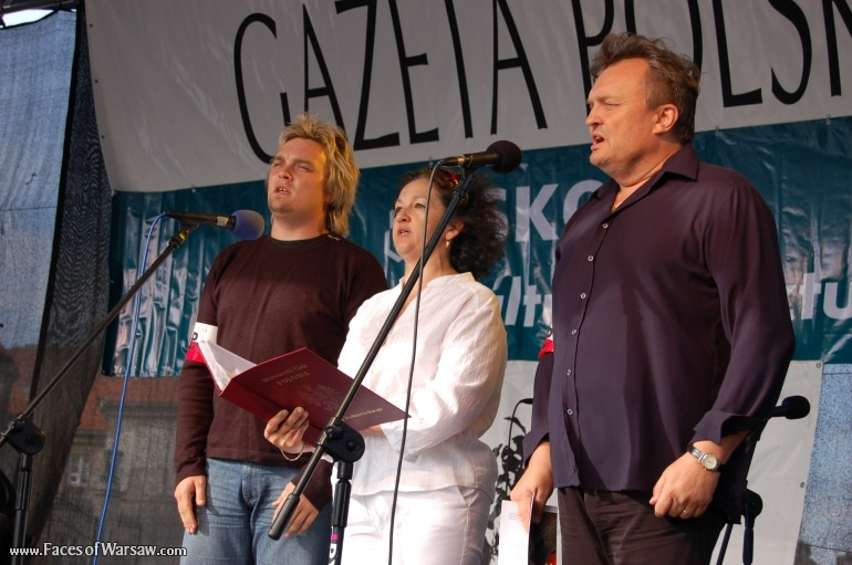 Faces of Warsaw - Singing together 1944 Warsaw Rising songs