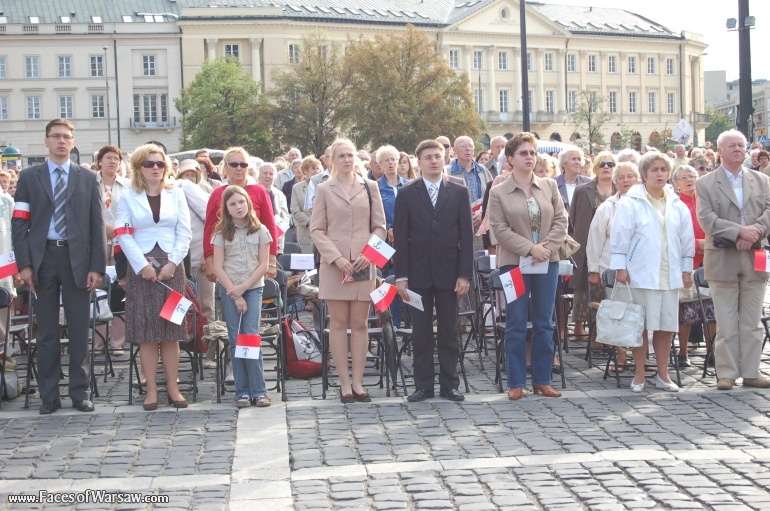 Faces of Warsaw - Singing together 1944 Warsaw Rising songs
